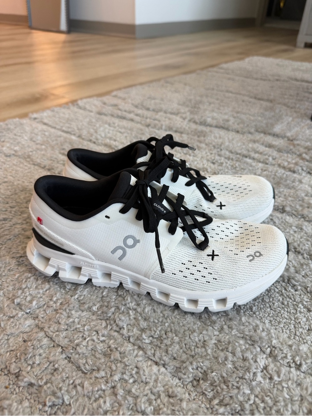 EUC size 8.5 Women’s On Cloud x 4 in White